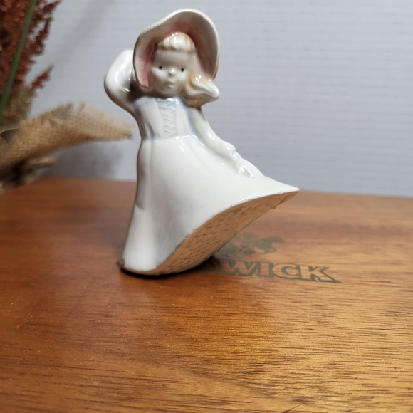 Vintage Ceramic Girl in the Wind Figurine - Picture 12 of 16